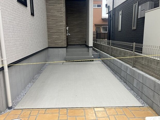 通勤や家族の送迎など、毎日の生活にマイカーが欠かせない方にとって駐車場は大事な条件。敷地内にカースペースがあれば、お出かけやお買い物の際の搬入出もらくらくです。