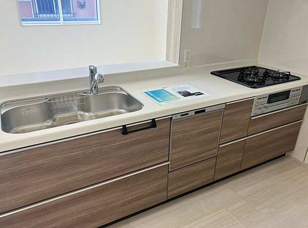 カウンターキッチンなら、リビングで遊ぶ子供の様子を見ながら料理ができるので安心です。料理を運んでもらったり、子供にお手伝いしてもらいやすいのもいいですね♪