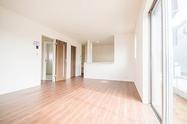 通風・採光に優れ、心地よい光と風が溢れています。 贅沢で豊かな居住性と、プライドを満たすクオリティが見事に調和した住空間。新築ならではの快適なひとときをご体感頂ける筈です。