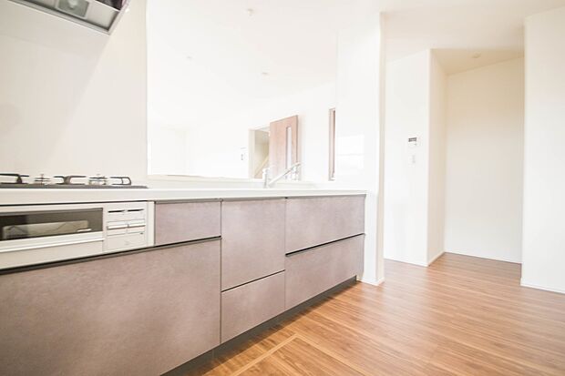 三口コンロで料理の幅を拡げてくれる使いやすいシステムキッチンを採用。洗い場も大きいので野菜や食器を洗ったりする際にも捗り、奥様の強い味方となってくれるはずです。