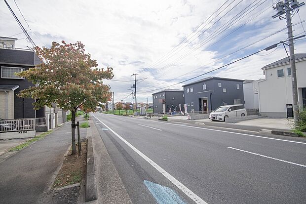 前面道路の日当たりの良い明るいお家。