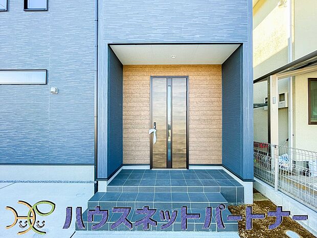 玄関の扉を開けるとそこは家族の待つお家。笑い声が聞こえてきそう。