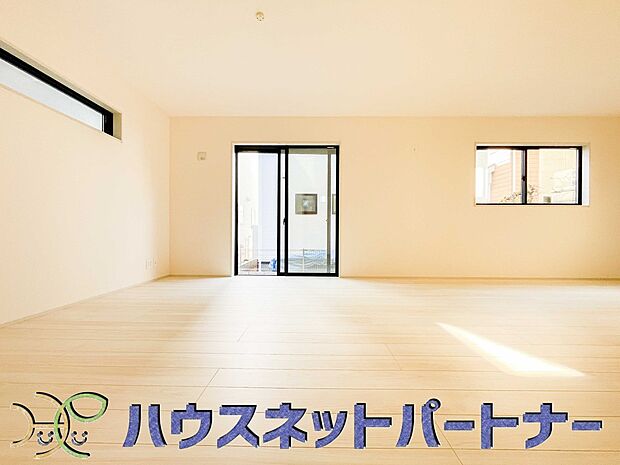 通風・採光に優れ、心地よい光と風が溢れています。 贅沢で豊かな居住性と、プライドを満たすクオリティが見事に調和した住空間。新築ならではの快適なひとときをご体感頂ける筈です。