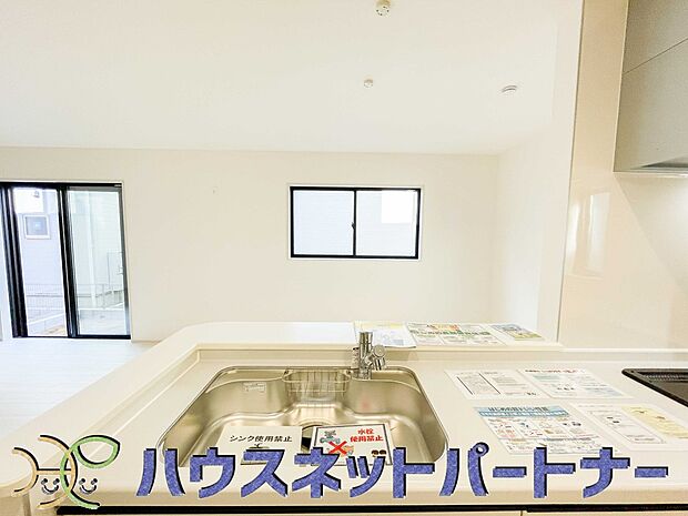 人工大理石のワークトップやシンクは、水を流しただけできれいになったように見えます。白いキッチンは明るく清潔感があり、とっても素敵です。