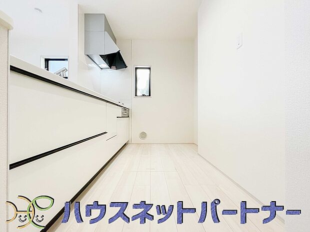 明るい自然光が入る作業スペースを多くとったキッチン採用。夫婦揃ってキッチンに立っても調理がしやすく、家事をしながら会話も弾みます。食器類もすっきりと片付く収納力。