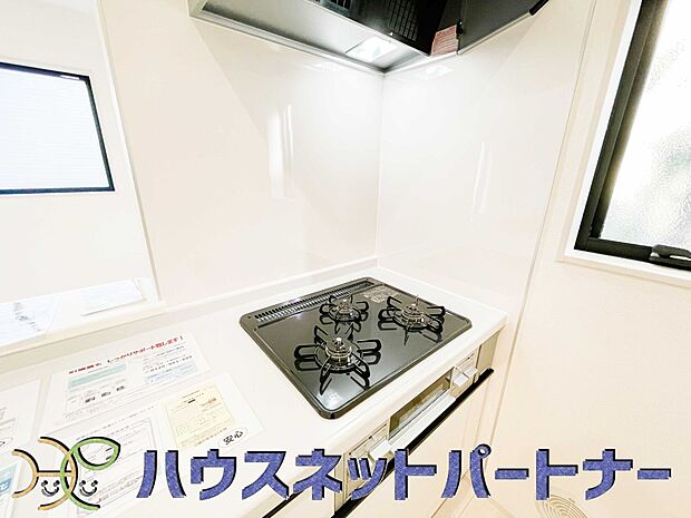 三口コンロで料理の幅を拡げてくれる使いやすいシステムキッチンを採用。洗い場も大きいので野菜や食器を洗ったりする際にも捗り、奥様の強い味方となってくれるはずです。