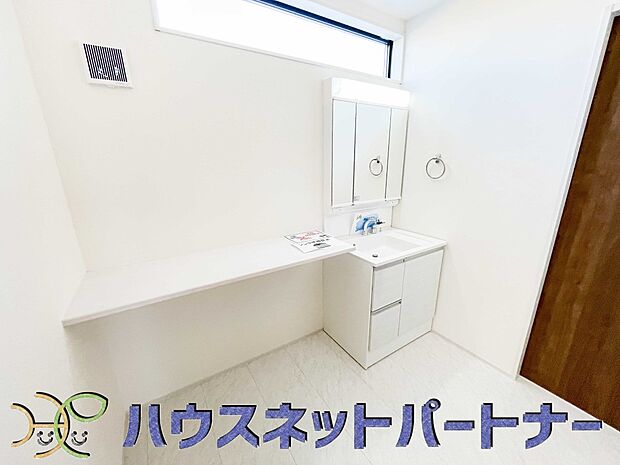 洗面所にはサニタリー収納やカウンター付き。タオルやパジャマ、下着、掃除用品などランドリーに置きたいアイテムを一気に収納してくれる、あると便利サニタリー収納。