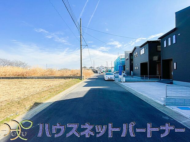 前面6m公道で車庫入れ楽々です。