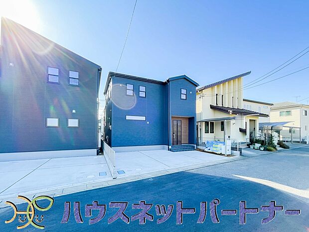 街に溶け合う美しい景観と、採光や風通しを考えて設計された間取り。近隣の視線を考え調整した窓位置など、外観だけでなく、住まうご家族の心地よさを最優先しました。