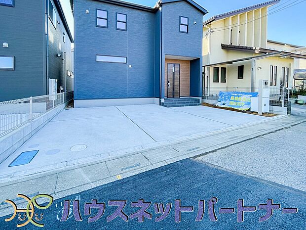 カースペース並列2台可。道路に面したカースペースが2台分あるので、縦列2台のカースペースの様に面倒な車の入替えは必要ありません。ストレスフリーなカーライフを満喫できます。