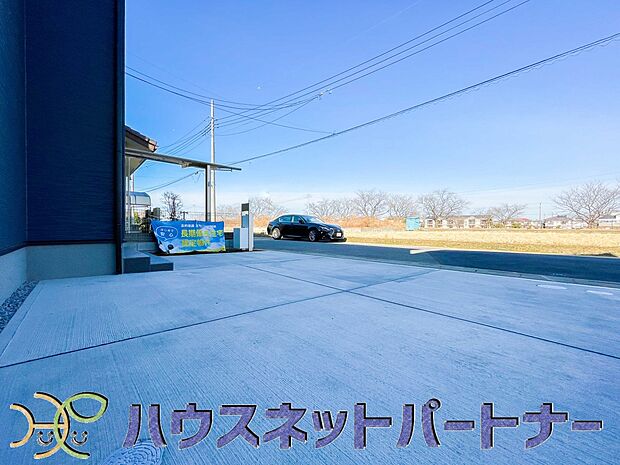 ゆったりとした駐車スペースを確保いたしましたので、大きめのお車でも駐車可能です。自転車やバイクなど、ゆとりのある敷地で置き場所に困ることはないでしょう。