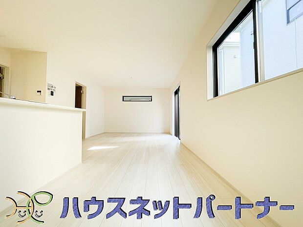 リビングは、食事スペースと寛げる場所設けてもまだ余裕の広さ。明るい光が照らしてくれます。