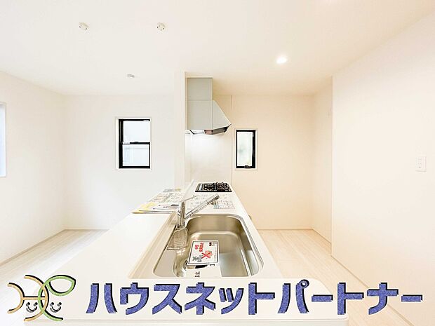 キッチン吊戸棚を無くす事によって、コミュニケーションを重視した設計に致しました。区画によって変わる一体感を、実際にご覧になって頂けましたらと思います。 