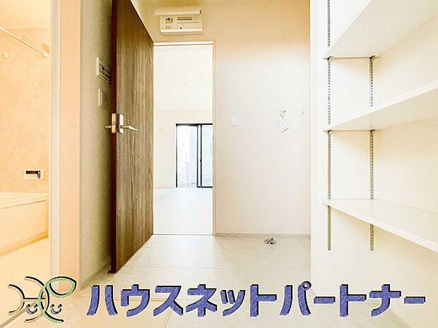 かさばるタオル類も、すっきりしまって使いやすく。収納物の量に合わせて、可動棚を調整できます。