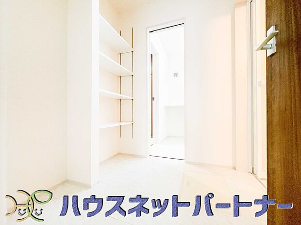 広い脱衣所、洗面台も大きなサイズを設置。建売では見ない広さと解放感。