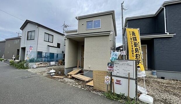 前面道路でお車を駐車するのも楽々。