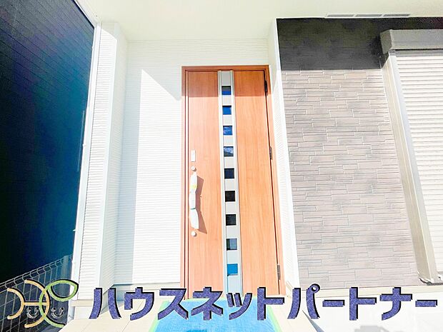 玄関の扉を開けるとそこは家族の待つお家。笑い声が聞こえてきそう。