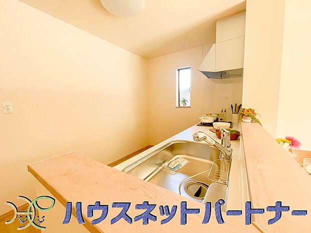 人工大理石のワークトップやシンクは、水を流しただけできれいになったように見えます。白いキッチンは明るく清潔感があり、とっても素敵です。