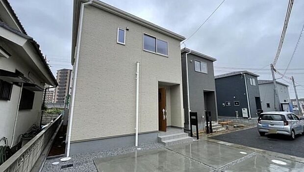 ゆったりとした駐車スペースを確保いたしましたので、大きめのお車でも駐車可能です。自転車やバイクなど、ゆとりのある敷地で置き場所に困ることはないでしょう。