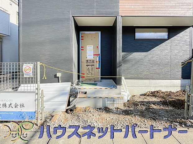 玄関の扉を開けるとそこは家族の待つお家。笑い声が聞こえてきそう。