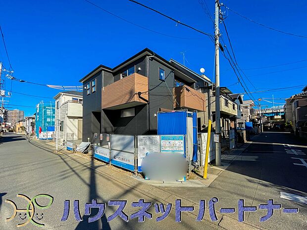 街に溶け合う美しい景観と、採光や風通しを考えて設計された間取り。近隣の視線を考え調整した窓位置など、外観だけでなく、住まうご家族の心地よさを最優先しました。