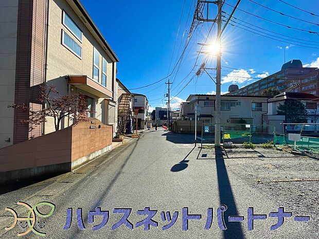 前面道路の日当たりの良い明るいお家。