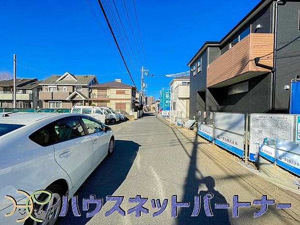 角地でお車を駐車するのも楽々。広い道路なのでお子様の通学も安心ですね。
