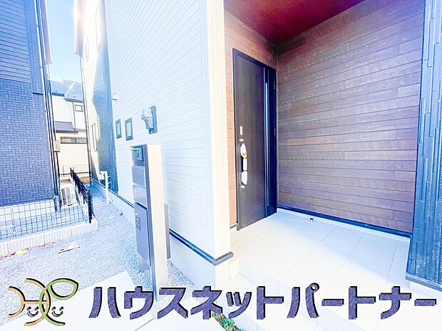 上質感漂う玄関へのアプローチ。居住者の帰り、訪れる方を優しく迎える・安らぎに満ちた生活空間を予感させる。健やかな暮らしを楽しめそう。