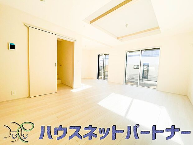 天井の中央部分を周囲より一段高くとったデザインを折上天井といいます。部屋に立体的な奥行きを生み出し、スタイリッシュな空間を演出します。天井を広く見せる視覚的効果も