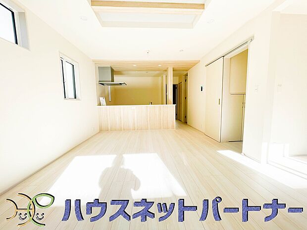 17帖のLDKは広々。光彩豊かでリラックスした空気がお部屋全体に広がります。