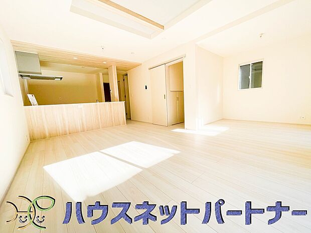 通風・採光に優れ、心地よい光と風が溢れています。 贅沢で豊かな居住性と、プライドを満たすクオリティが見事に調和した住空間。新築ならではの快適なひとときをご体感頂ける筈です。