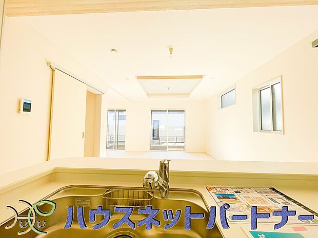 人工大理石のワークトップやシンクは、水を流しただけできれいになったように見えます。白いキッチンは明るく清潔感があり、とっても素敵です。