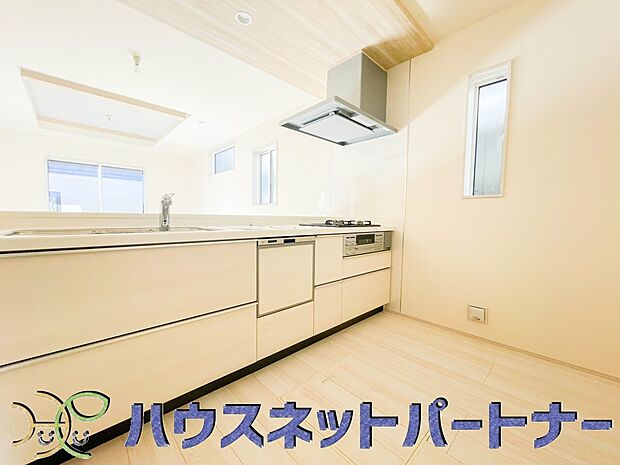 キッチン吊戸棚を無くす事によって、コミュニケーションを重視した設計に致しました。区画によって変わる一体感を、実際にご覧になって頂けましたらと思います。 