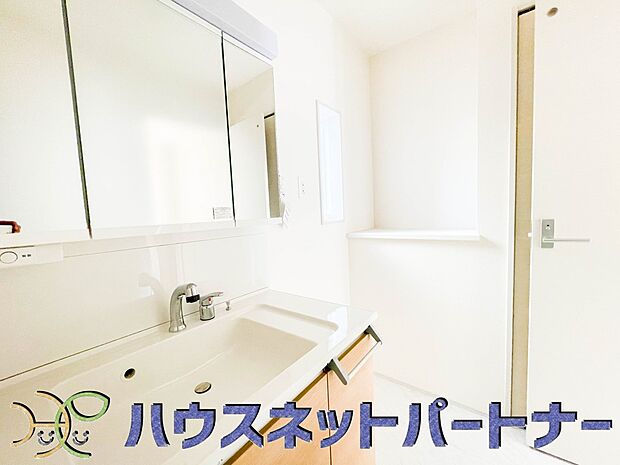 大きく見やすい三面鏡で清潔感ある洗面台は、身だしなみチェックや肌のお手入れに最適です。何かと物が増える場所だからこそ、スッキリと見映えの良い空間に拵えました。