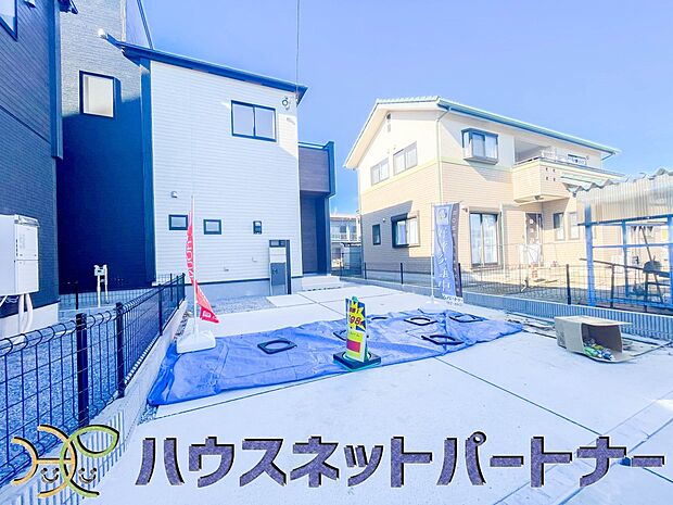 堂々たる趣ながら、主張し過ぎずどこか余裕を感じさせるシャープなフォルムで佇む邸宅は、晴天の空と照らし合わせる事で、本来あるべき完成形の姿を見せてくれます。