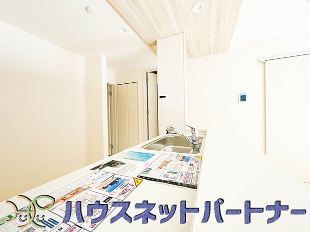 明るく開放的なオープンキッチン。家族とのコミュニケーションが取りやすく、みんなの笑顔が溢れます。