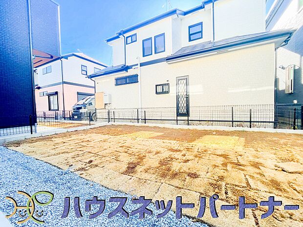 お庭があるって嬉しいですよね。花や野菜を育てたりお子様のブランコを置いたり。家族が楽しむスペースです。