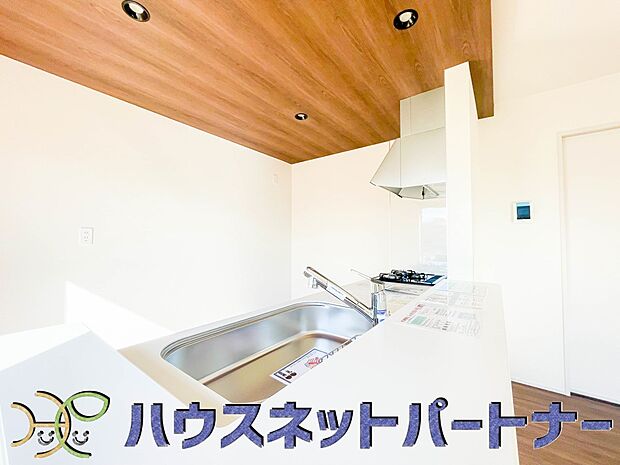 人工大理石のワークトップやシンクは、水を流しただけできれいになったように見えます。白いキッチンは明るく清潔感があり、とっても素敵です。