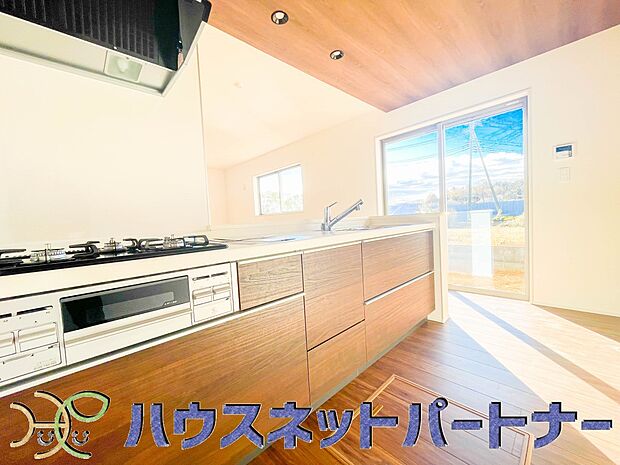 明るい自然光が入る作業スペースを多くとったキッチン採用。夫婦揃ってキッチンに立っても調理がしやすく、家事をしながら会話も弾みます。食器類もすっきりと片付く収納力。