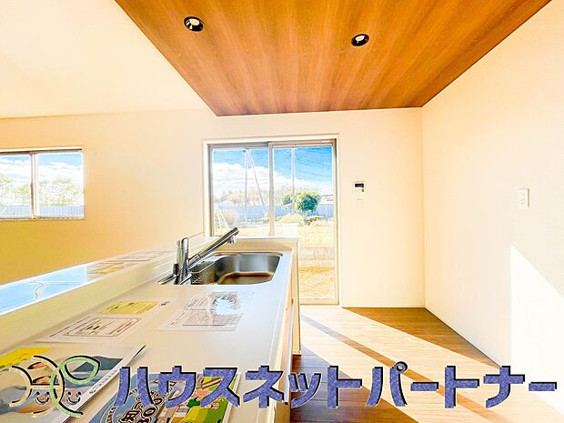 キッチン吊戸棚を無くす事によって、コミュニケーションを重視した設計に致しました。区画によって変わる一体感を、実際にご覧になって頂けましたらと思います。 