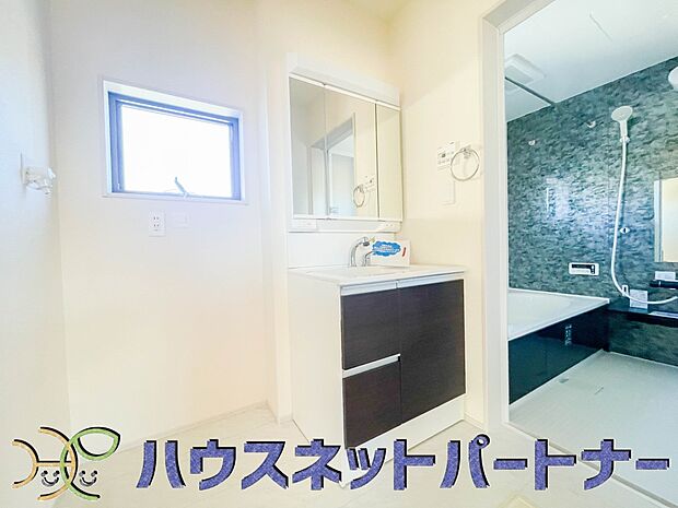 明るい清潔感のある洗面所は、鏡も大きくシンクが広々。朝の支度も楽にこなせます。