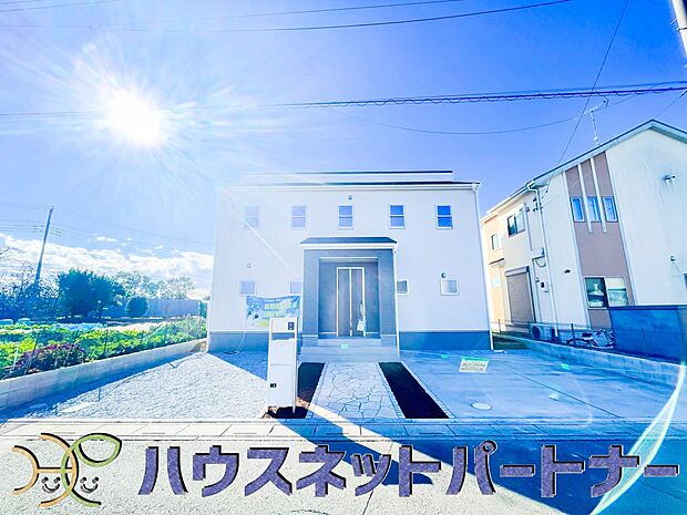 堂々たる趣ながら、主張し過ぎずどこか余裕を感じさせるシャープなフォルムで佇む邸宅は、晴天の空と照らし合わせる事で、本来あるべき完成形の姿を見せてくれます。