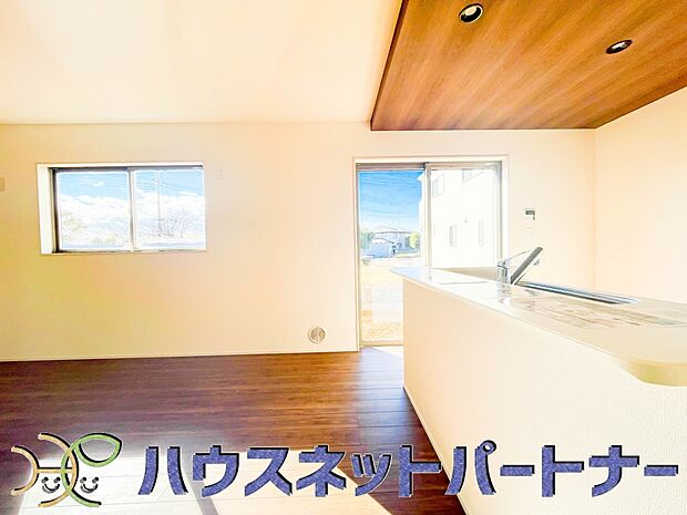 カウンターキッチンなら、リビングで遊ぶ子供の様子を見ながら料理ができるので安心です。料理を運んでもらったり、子供にお手伝いしてもらいやすいのもいいですね♪