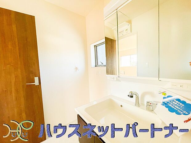 十分な大きさの洗面台は、身だしなみチェックや歯磨きなど、朝の慌ただしい時間でもホテルライクなスペースで余裕とゆとりを感じて頂けます。