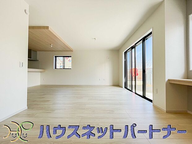 太陽の光が照らす明るいリビングは、開放感があり通風・採光に優れ、心地よい光と風が舞い込んできます。心休まるリビングは何よりも快適な時間を過ごせます。