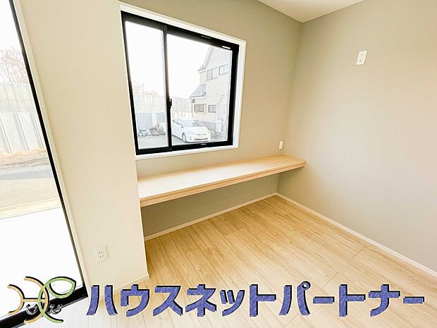 リビングにはスタディカウンターが設置されています。アイデア次第で素敵なリビングへと彩られます。