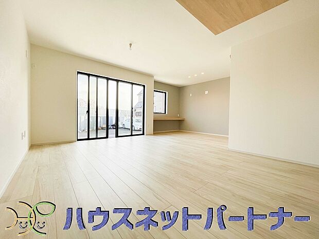 リビングにテーブルを置いて、寛げるソファーを置いても余裕の広さがあります。