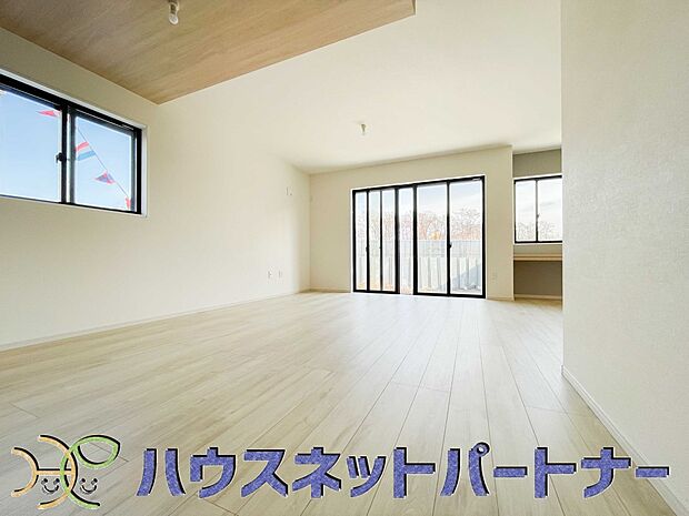 通風・採光に優れ、心地よい光と風が溢れています。 贅沢で豊かな居住性と、プライドを満たすクオリティが見事に調和した住空間。新築ならではの快適なひとときをご体感頂ける筈です。