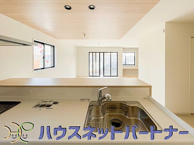 家族の様子を見ながらキッチンでお料理。一日の出来事を会話しながらの家事は嬉しいコミュニケーション。