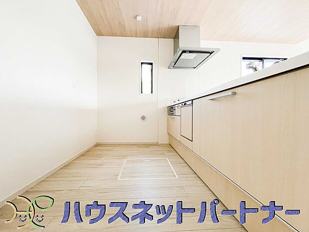 明るい自然光が入る作業スペースを多くとったキッチン採用。夫婦揃ってキッチンに立っても調理がしやすく、家事をしながら会話も弾みます。食器類もすっきりと片付く収納力。